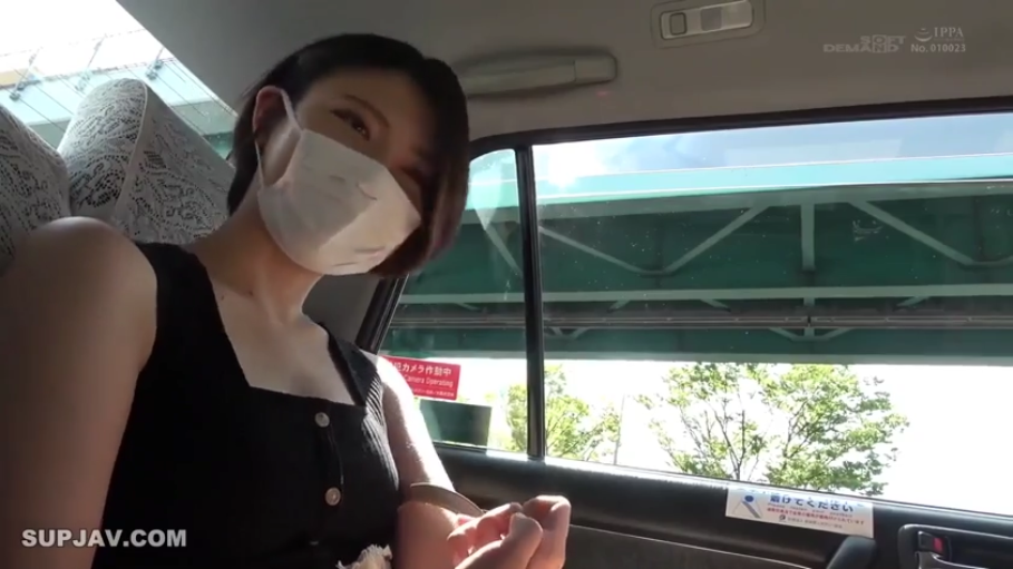 口罩 · 微笑 · 口罩 · 黑色吊带上衣 · 出租车后座 · 车内监控贴纸