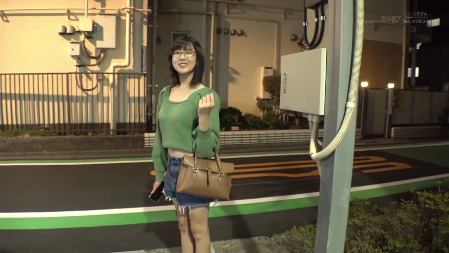Smile · Half-body close-up · 手机 · Outdoor · 绿色针织长袖上衣 · 夜晚灯光