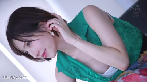 室内 · 俯身 · 胸部特写 · 微笑 · 首饰 · 短发 · 绿色无袖衬衫 · 整理耳饰