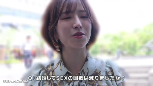 室外 · 碎花衬衫 · 街访画面 · 人物面部特写 · 微笑着说话