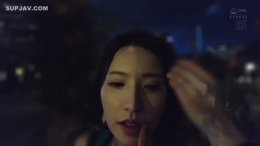 脸部特写 · 站立 · 自然 · 绿色上衣 · 撩头发 · 户外夜晚 · 街拍风格