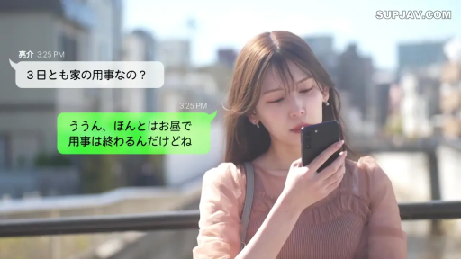 若有所思 · 携帯電話 · 人物面部特写 · 步行天桥 · 聊天记录覆盖 · 粉色系半透明薄纱上衣