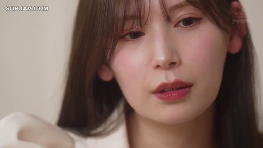 室内 · 眼睛特写 · 深情 · 白色上衣