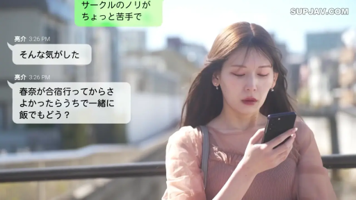 顔のクローズアップ · 携帯電話 · 户外街道 · 若有所思 · 粉色系透视感上衣 · 聊天界面覆盖