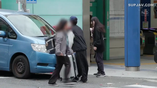 行李箱 · 休闲运动鞋 · 自然表情 · 车站门口
