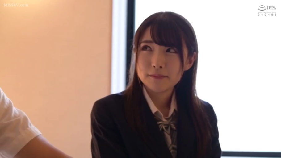 室内 · 日式学校制服 · 深情注视 · 脸部中景特写