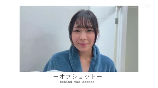 室内 · 脸部特写 · 微笑 · 正面 · 看向镜头 · 幕后花絮 · 蓝色浴袍