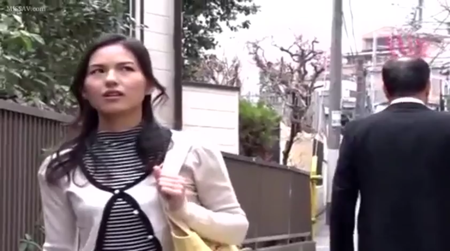 观察 · 手提包 · 室外街道 · 条纹内搭 · 女性面部特写