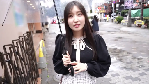 站立 · 中景 · 自然 · 室外街道 · 雨伞 · 生活化场景 · 休闲常服 · 撑伞行走