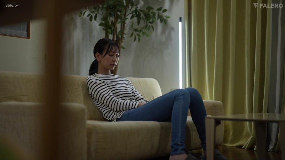 略显落寞 · 客厅 · 家具 · 修身牛仔裤 · 人物半身中景