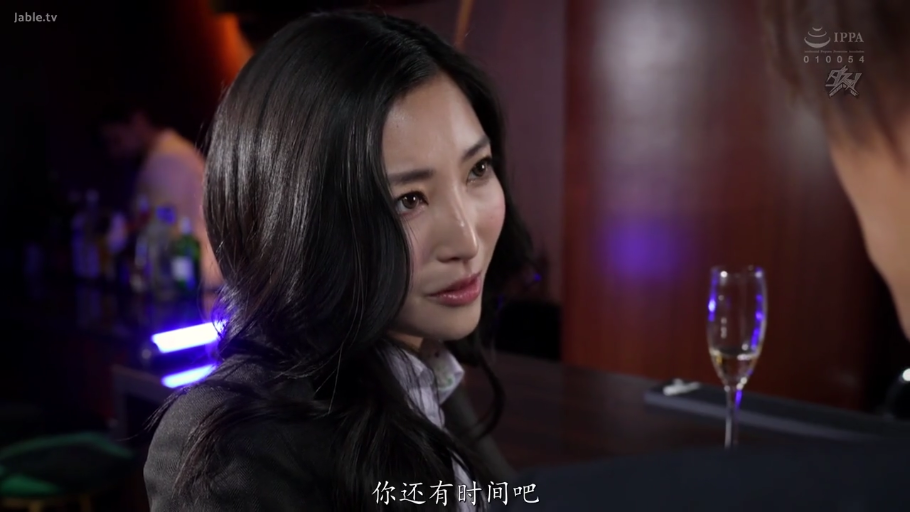 深情凝视 · 吧台 · 深色西装外套 · 暗光环境 · 高脚杯 · 女性面部特写