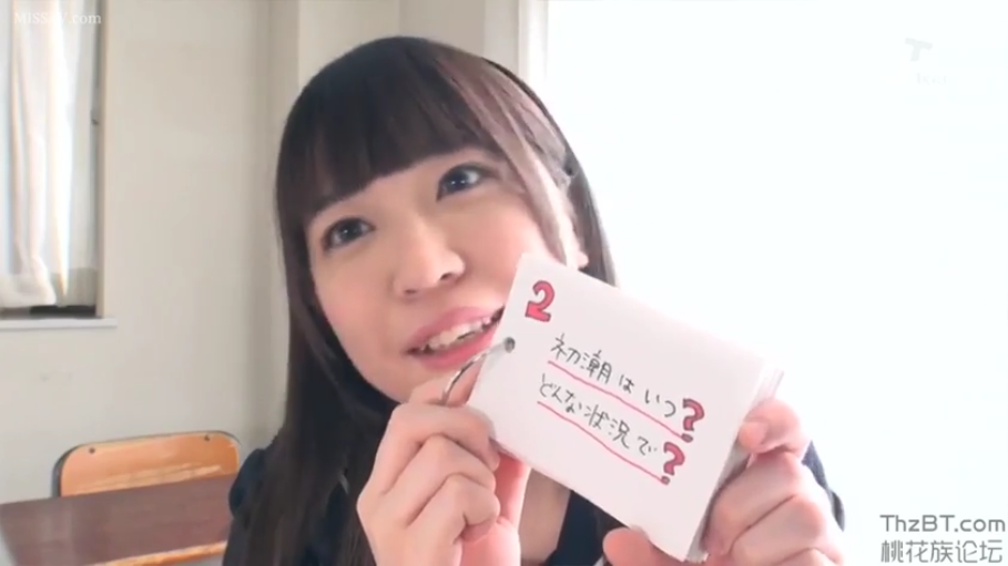 校服 · 教室 · 期待 · 手持卡片特写 · 调查问卷卡片