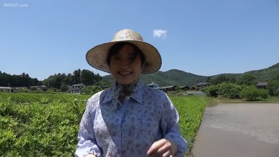 面部特写 · 草帽 · 开心的微笑 · 远山 · 碎花长袖衬衫 · 水田边