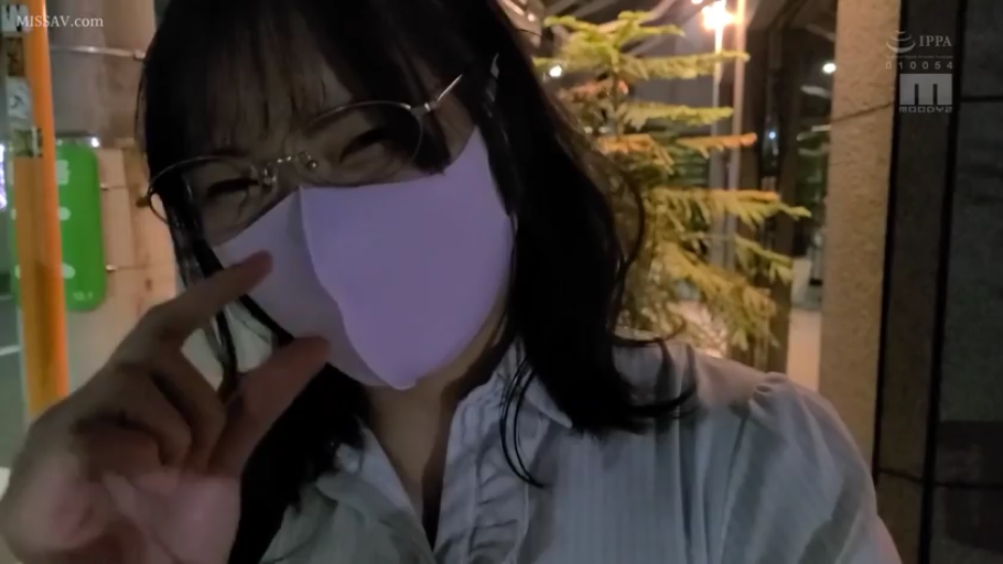 白色衬衫 · 眼睛特写 · 笑意 · 室外街道 · 夜间环境