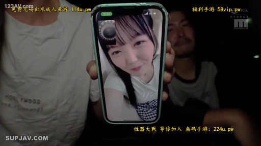 注视镜头 · 手机 · 格纹图案衣物 · 视频通话界面 · 室内黑暗环境 · 手机屏幕中的女性面部