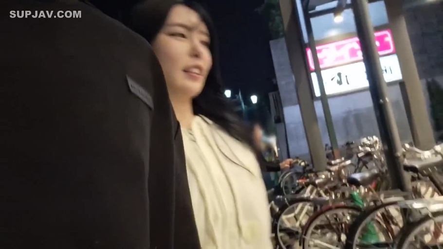 交谈 · 面部 · 自然 · 白色上衣 · 街道 · 行走 · 自行车 · 夜晚