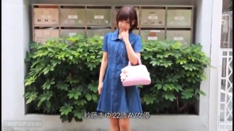 略显羞涩 · 面部特写 · 公寓信箱区 · 粉色手提包 · 文字标签 · 蓝色牛仔连身裙