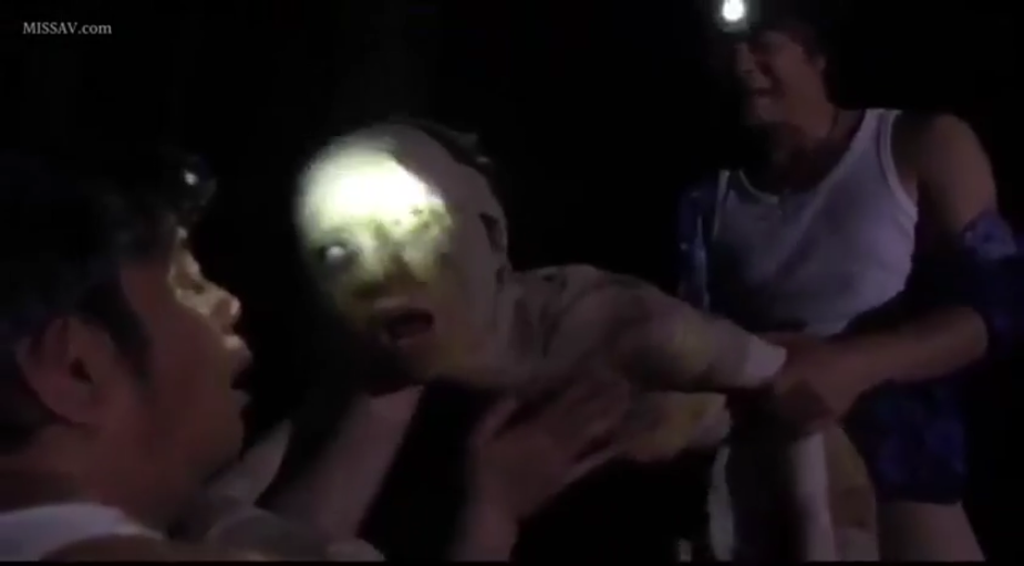 面部特写 · 白色背心 · 手电筒 · 抬举 · 户外深夜 · 诡异 · 探险 · 恐怖题材