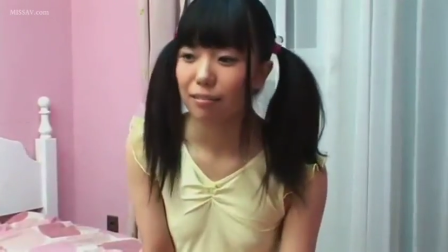 上半身镜头 · Bedroom · 交谈 · 黄色短袖上衣
