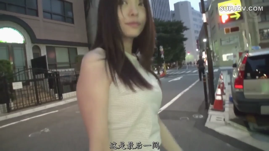 脸部特写 · 若有所思 · 白色无袖上衣 · 户外街道 · 黄昏时刻
