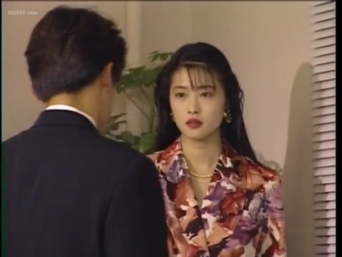 办公室 · 专注 · 花色西装外套 · 复古风格 · 女性面部特写