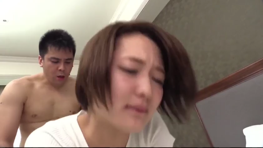 痛苦 · 后入式 · 酒店 · 汗水 · 白色短袖上衣 · 女子面部表情特写