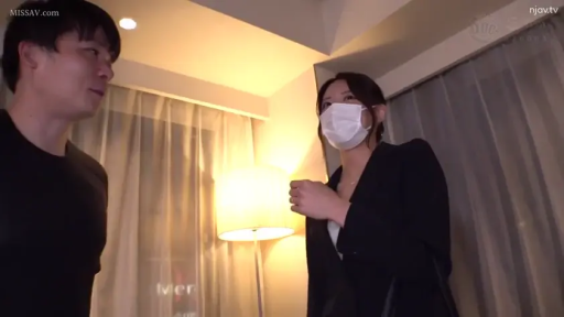 交流状态 · 酒店房间 · 口罩 · 人物半身特写 · 黑色男士T恤