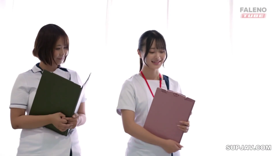 微笑 · 白色护士服 · 医院室内 · 中景镜头 · 医疗文件夹 · 纯白色背景