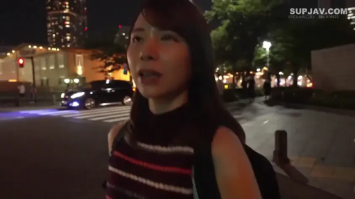 脸部特写 · 夜晚 · 自然对话 · 背包 · 条纹无袖上衣 · 背景有行驶车辆