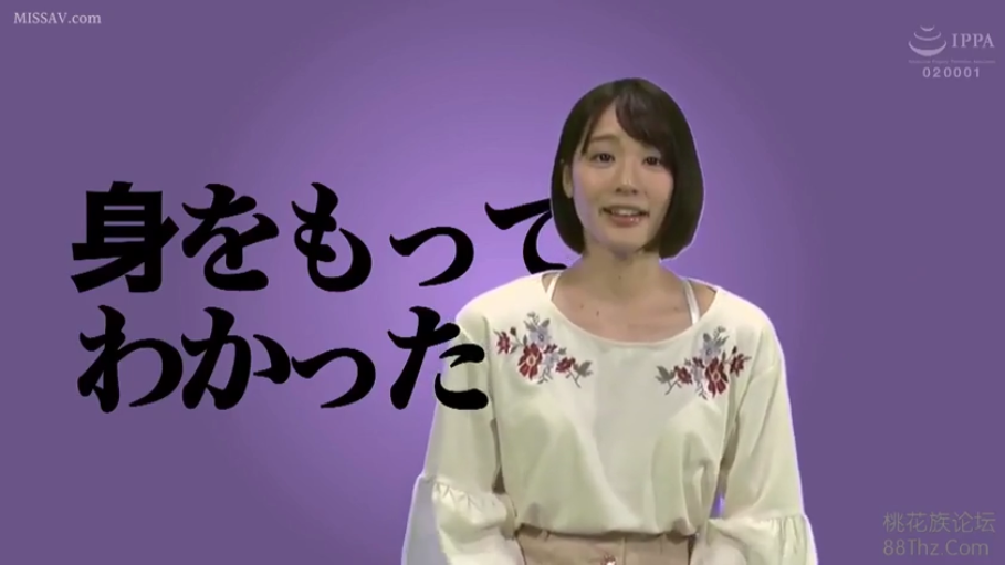 微笑 · 面对镜头 · 半身 · 短发 · 正立 · 白色刺绣上衣 · 紫色背景摄影棚