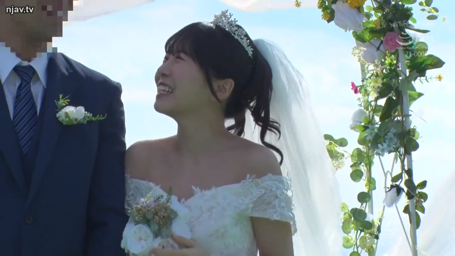 幸福 · 婚礼现场 · 皇冠头饰 · 阳光充足 · 头纱 · 微笑表情
