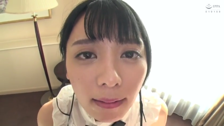 诱惑 · 面部特写 · 室内卧室 · 白色荷叶边上衣