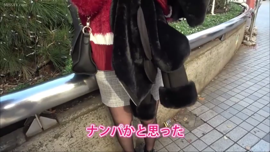 站立 · 红色毛衣 · 腿部特写 · 户外街道 · 单肩包 · 未露脸 · 街头搭讪