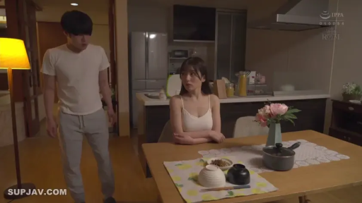 坐姿 · 中景 · 对话 · 厨房 · 吊带衫 · 忧虑