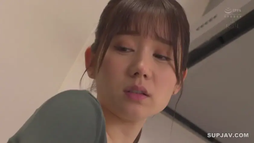 脸部特写 · 厨房 · 深色上衣