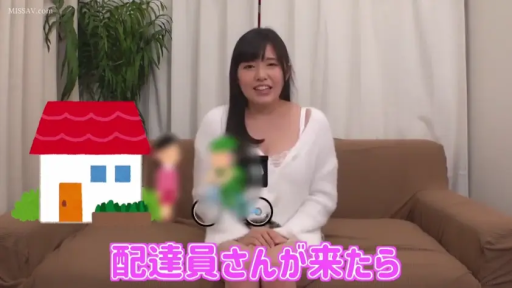 坐姿 · 字幕 · 沙发 · 微笑 · 客厅 · 半身 · 白色开衫 · 访谈