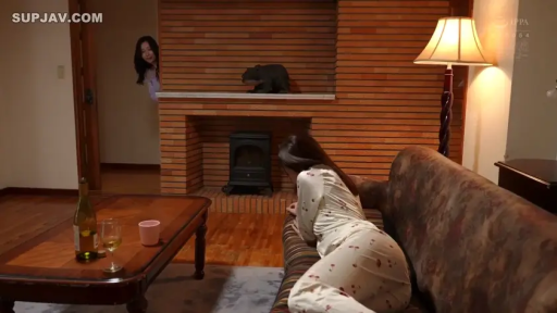 沙发 · 微笑 · 客厅 · 远景 · 侧卧 · 睡衣 · 偷看 · 居家的