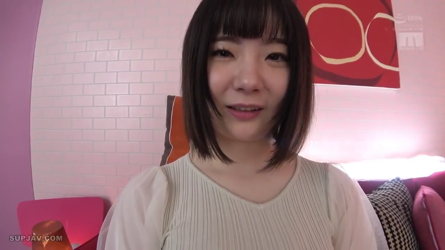 卧室 · 五官特写 · 白色短袖上衣 · 光线明亮 · 微笑着注视