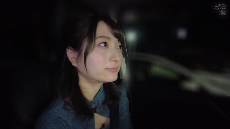 若有所思 · 面部特写 · 光线昏暗 · 汽车内 · 深色修身针织上衣