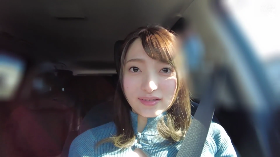 上半身特写 · 注视镜头 · 汽车内部 · 光线明亮 · 蓝色高领针织衫