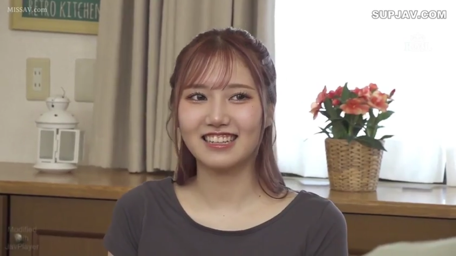 室内 · 坐姿 · 交谈 · 面部 · 盆栽 · 笑容 · 长发 · 灰色圆领衫