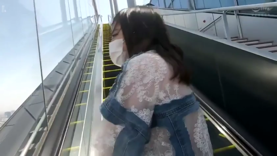 站立 · 口罩 · 戴口罩 · 街拍 · 蕾丝透视衫 · 乘电梯 · 室外扶梯