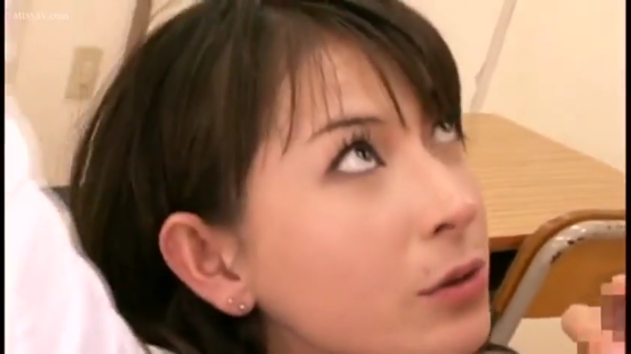 教室 · 眼睛上翻 · 沉迷 · 白色制服 · 口交
