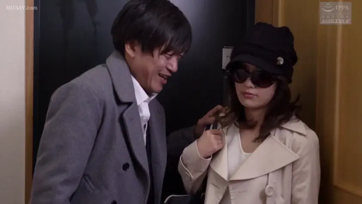 站立 · 半身 · 剧情 · 搭讪 · 玄关 · 风衣 · 墨镜 · 猥琐