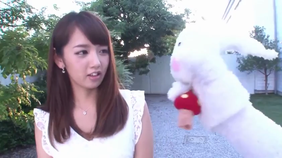 困惑 · 户外庭院 · 侧身站立 · 黑色长发 · 白色无袖蕾丝裙 · 头部及上半身特写 · 与手偶互动 · 兔子手偶