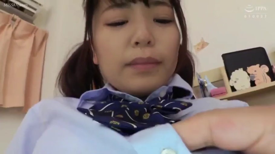 卧室 · 面部特写 · 领结 · 微张嘴唇 · 光线明亮