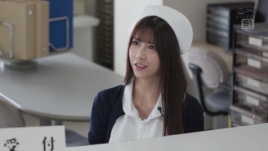 坐姿 · 护士服 · 办公桌 · 自然 · 交流 · 上半身 · 齐刘海 · 医院前台