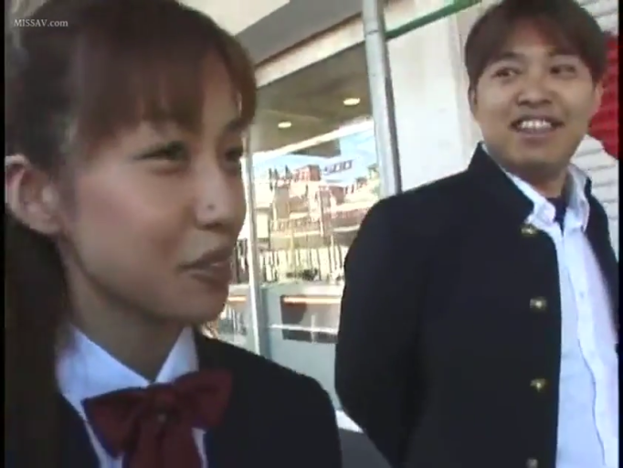 屋外通り · 两人面部特写 · 男生微笑 · 男生身穿黑色立领校服