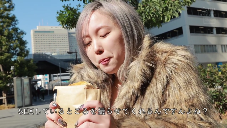 脸部特写 · 站立 · 享受 · 进食 · 户外街道 · 街头采访 · 皮草外套 · 食物纸袋