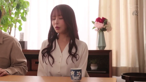 坐姿 · 忧郁 · 客厅 · 白色衬衫 · 剧情 · 上半身 · 茶杯 · 闭目谈话